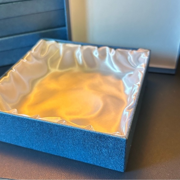 Luxurious Blue and White Gift Box - Picture 2 of 3